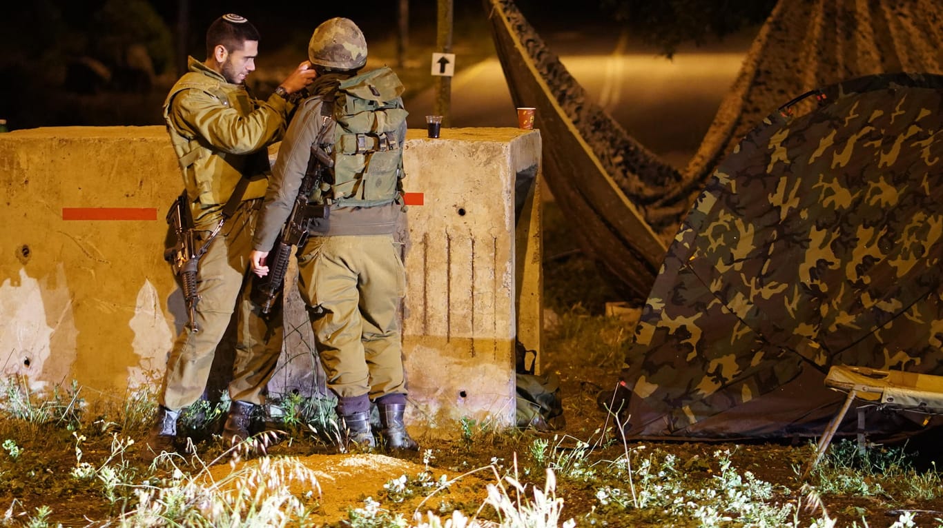 Israelische Soldaten stehen an einer abgesperrten Straße in der Nähe der Syrischen Grenze: Iranische Streitkräfte haben nach Angaben der israelischen Armee 20 Raketen auf israelische Militärposten auf den Golanhöhen abgefeuert.