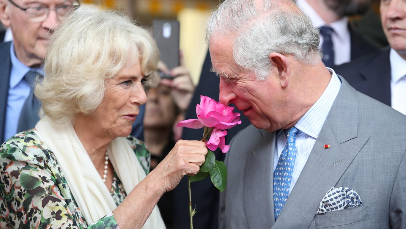 Schnupper mal, Charles: Beim Besuch des Blumenmarktes in Nizza bekamen die Royal natürlich wohlriechende Geschenke.