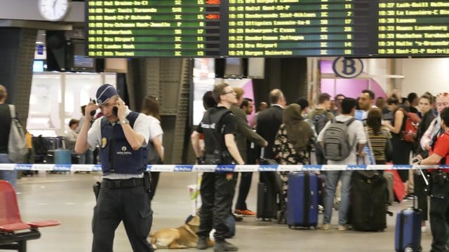 Ein Polizist im Einsatz: Ein Mann hatte den Angaben zufolge einen Schuss in der Halle des Bahnhofs abgegeben. Ein Polizist im Einsatz: Ein Mann hatte den Angaben zufolge einen Schuss in der Halle des Bahnhofs abgegeben.
