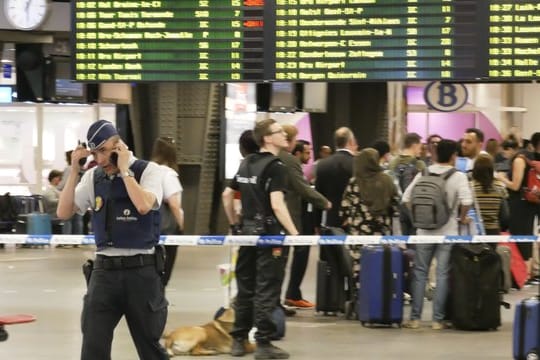 Ein Polizist im Einsatz: Ein Mann hatte den Angaben zufolge einen Schuss in der Halle des Bahnhofs abgegeben.