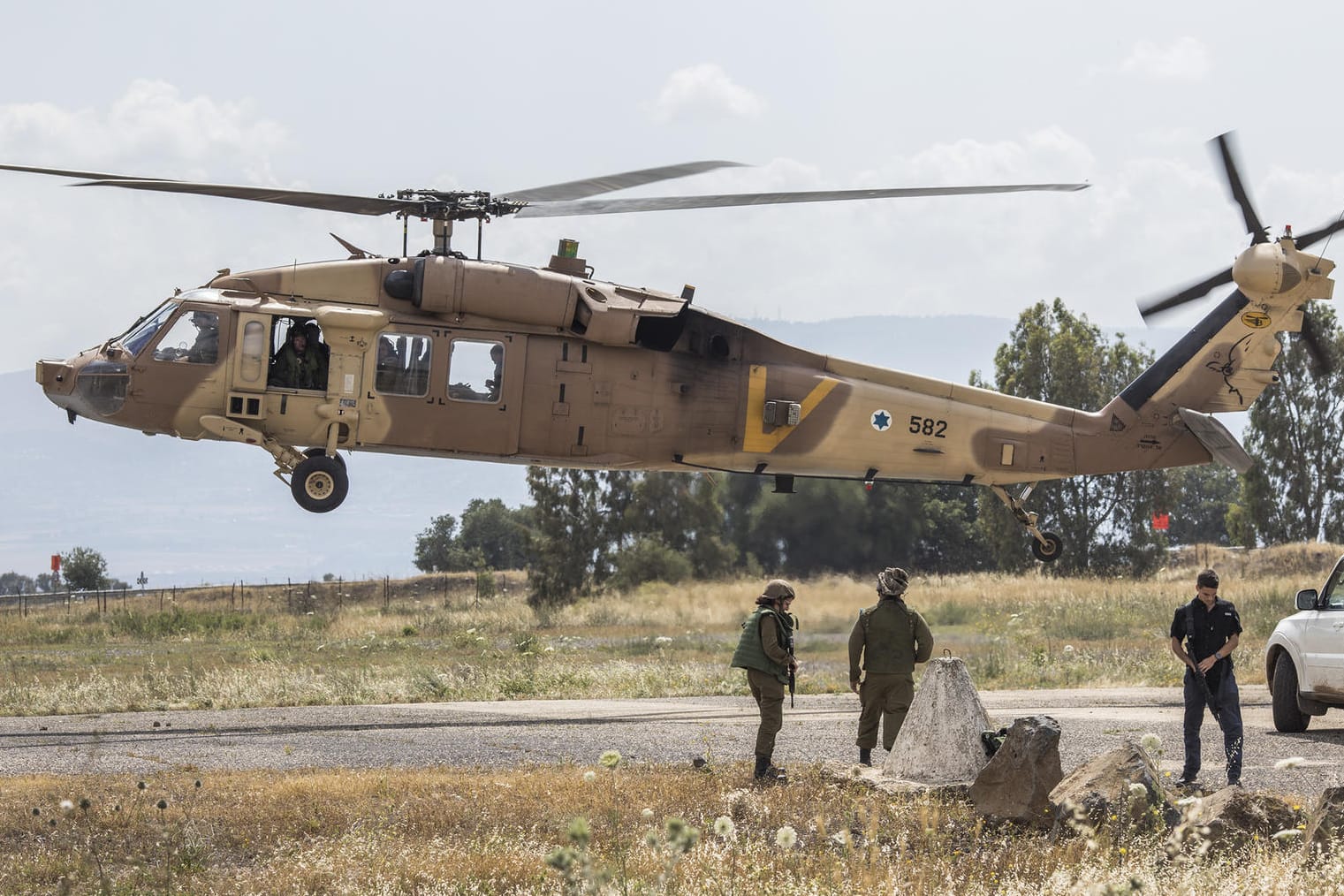 Ein israelischer Militärhelikopter an der Grenze zu Syrien: Israel hat iranische Ziele in Syrien angegriffen.