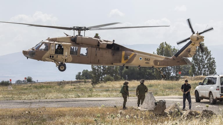 Ein israelischer Militärhelikopter an der Grenze zu Syrien: Israel hat iranische Ziele in Syrien angegriffen.