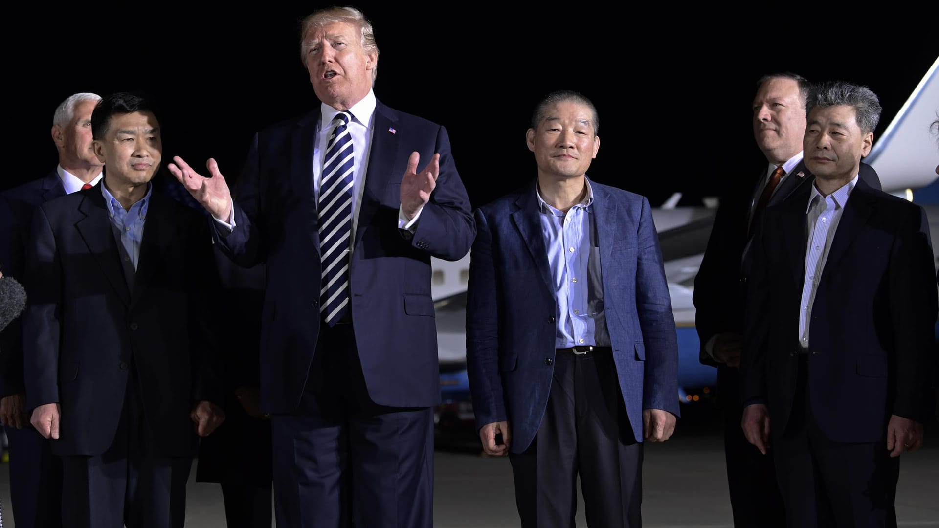 US-Präsident Donald Trump (3.vl) spricht mit US-Außenminister Mike Pompeo (2.vr) und den drei aus Nordkorea freigelassenen US-Bürgern. US-Präsident Donald Trump (3.vl) spricht mit US-Außenminister Mike Pompeo (2.vr) und den drei aus Nordkorea freigelassenen US-Bürgern.