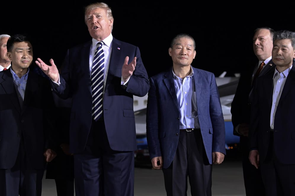US-Präsident Donald Trump (3.vl) spricht mit US-Außenminister Mike Pompeo (2.vr) und den drei aus Nordkorea freigelassenen US-Bürgern.