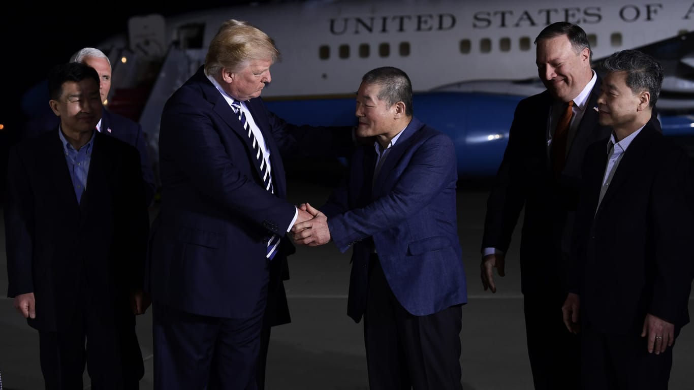 Trump begrüßt die drei aus Nordkorea freigelassenen US-Bürger Tony Kim (l), Kim Dong Chul (M, r) und Kim Hak Song.