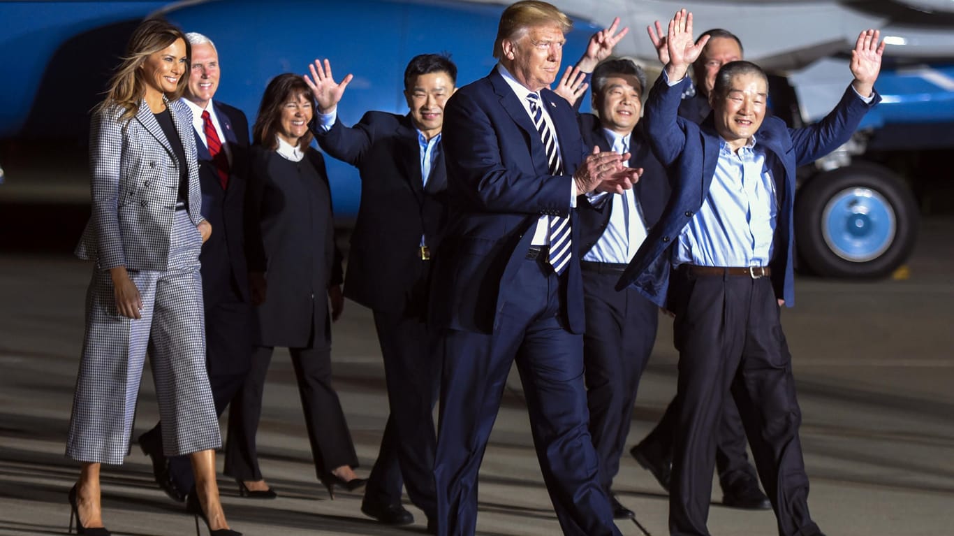 US-Präsident Donald Trump (m), seine Frau Melania (l), US-Vizepräsident Mike Pence (2.vl) und dessen Frau Karen begrüßen die drei aus Nordkorea freigelassenen US-Bürger: Außenminister Mike Pompeo hatte sie nach politischen Gesprächen in Nordkorea mitgebracht.