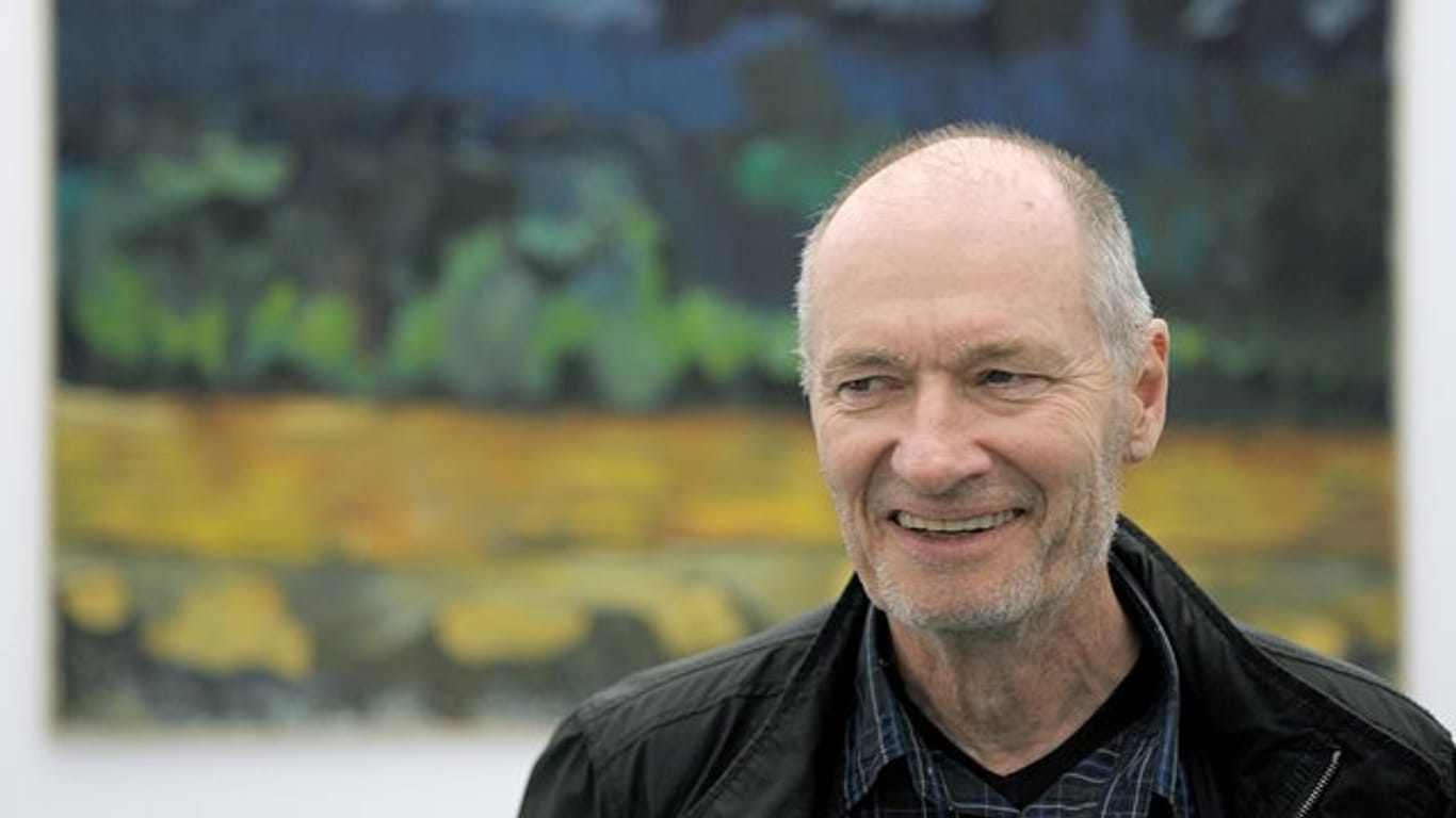 Der dänische Künstler Per Kirkeby vor einem seiner Werke.