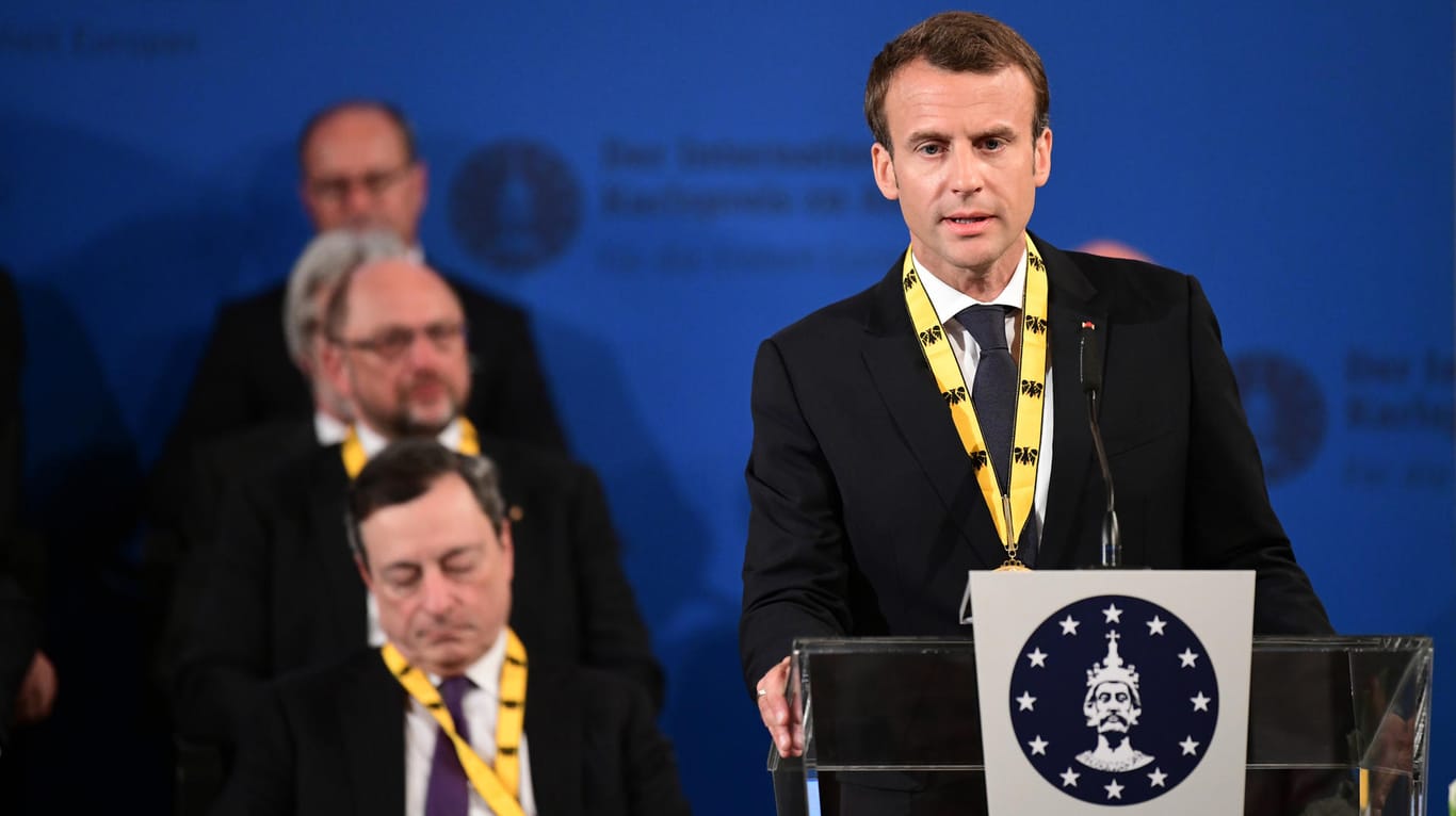 Der französische Staatspräsident Emmanuel Macron spricht nach der Verleihung des Karlspreises: Macron ist für seine Verdienste um die europäische Einigung mit dem Preis ausgezeichnet worden.