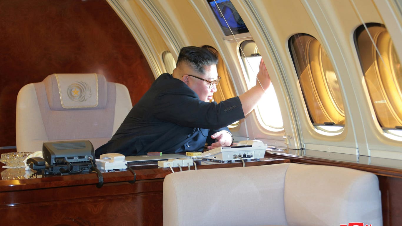 Der nordkoreanische Diktator Kim Jong Un schaut aus dem Fenster der "Habicht eins": Die Sicherheit der alten Maschine wird von Experten in Frage gestellt.