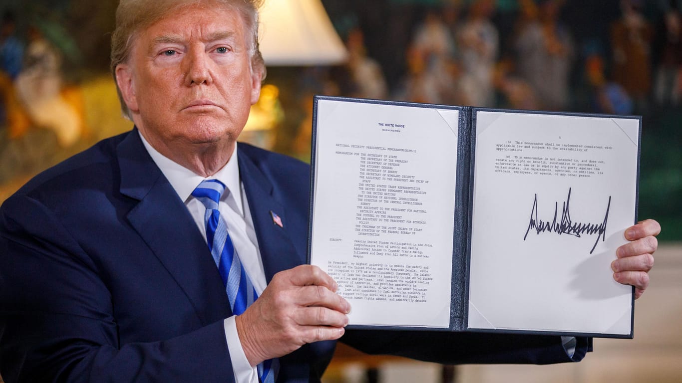 Donald Trump mit dem unterzeichneten Präsidentschaftsmemorandum zum Atomabkommen: Der US-Präsident schließt seine eigene Wette auf die Zukunft des Iran ab.