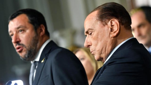 Matteo Salvini, Vorsitzender der Lega-Partei, spricht neben Silvio Berlusconi, Vorsitzender der Partei Forza Italia, bei einer Pressekonferenz am 7. Matteo Salvini, Vorsitzender der Lega-Partei, spricht neben Silvio Berlusconi, Vorsitzender der Partei Forza Italia, bei einer Pressekonferenz am 7.