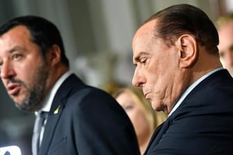 Matteo Salvini, Vorsitzender der Lega-Partei, spricht neben Silvio Berlusconi, Vorsitzender der Partei Forza Italia, bei einer Pressekonferenz am 7.