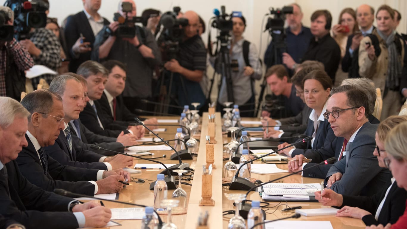 Große Runde im Gästehaus des russischen Außenministeriums: Außenminister Heiko Maas und sein russischer Amtskollege Sergej Lawrow mit den Delegationen beider Länder.