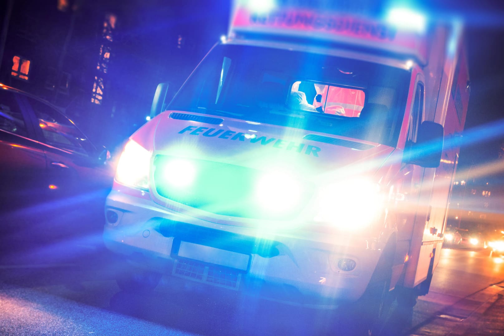Rettungswagen auf einer Straße (Symbolbild): Bei einem Streit in Berlin-Mitte wurde ein Mann schwer verletzt.