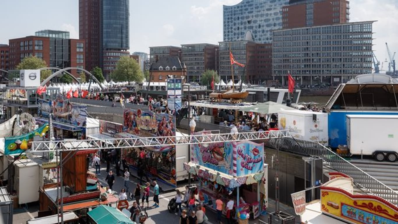 Schon Stunden vor der offiziellen Eröffnung des Hafengeburtstags flanieren Einheimische und Auswärtige auf den Straßen und Hochwasserschutzanlagen des Hafenrands in Hamburg.