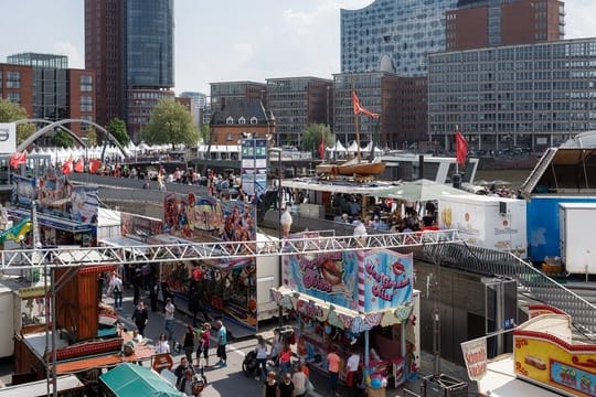 Schon Stunden vor der offiziellen Eröffnung des Hafengeburtstags flanieren Einheimische und Auswärtige auf den Straßen und Hochwasserschutzanlagen des Hafenrands in Hamburg.