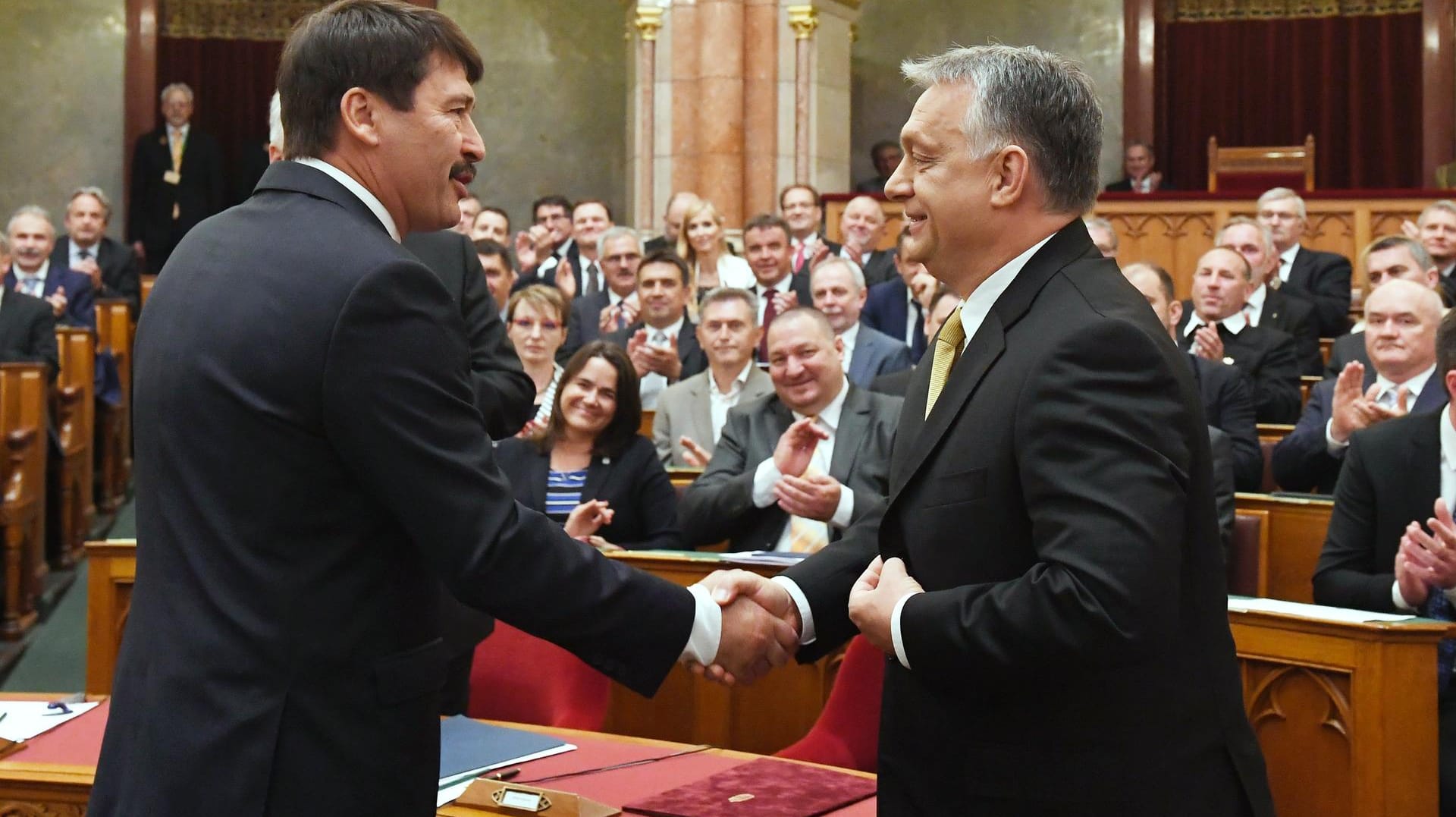 Ungarns Präsident Janos Ader (links) gratuliert Ministerpräsident Viktor Orban zur Wiederwahl: Orban hatte sich mit einem stramm rechtskonservativen Kurs eine dritte Amtszeit gesichert. Ungarns Präsident Janos Ader (links) gratuliert Ministerpräsident Viktor Orban zur Wiederwahl: Orban hatte sich mit einem stramm rechtskonservativen Kurs eine dritte Amtszeit gesichert.