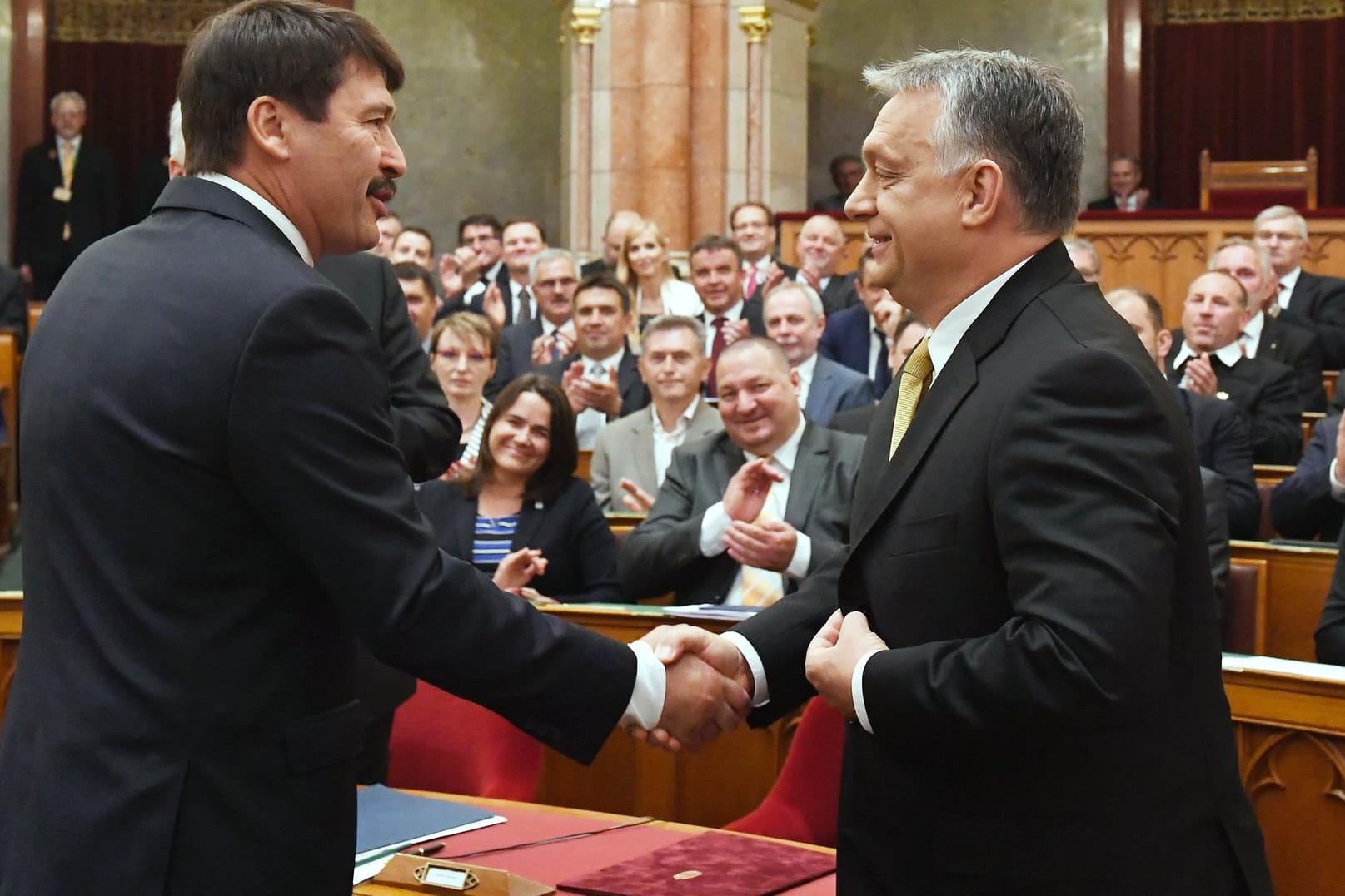 Ungarns Präsident Janos Ader (links) gratuliert Ministerpräsident Viktor Orban zur Wiederwahl: Orban hatte sich mit einem stramm rechtskonservativen Kurs eine dritte Amtszeit gesichert.
