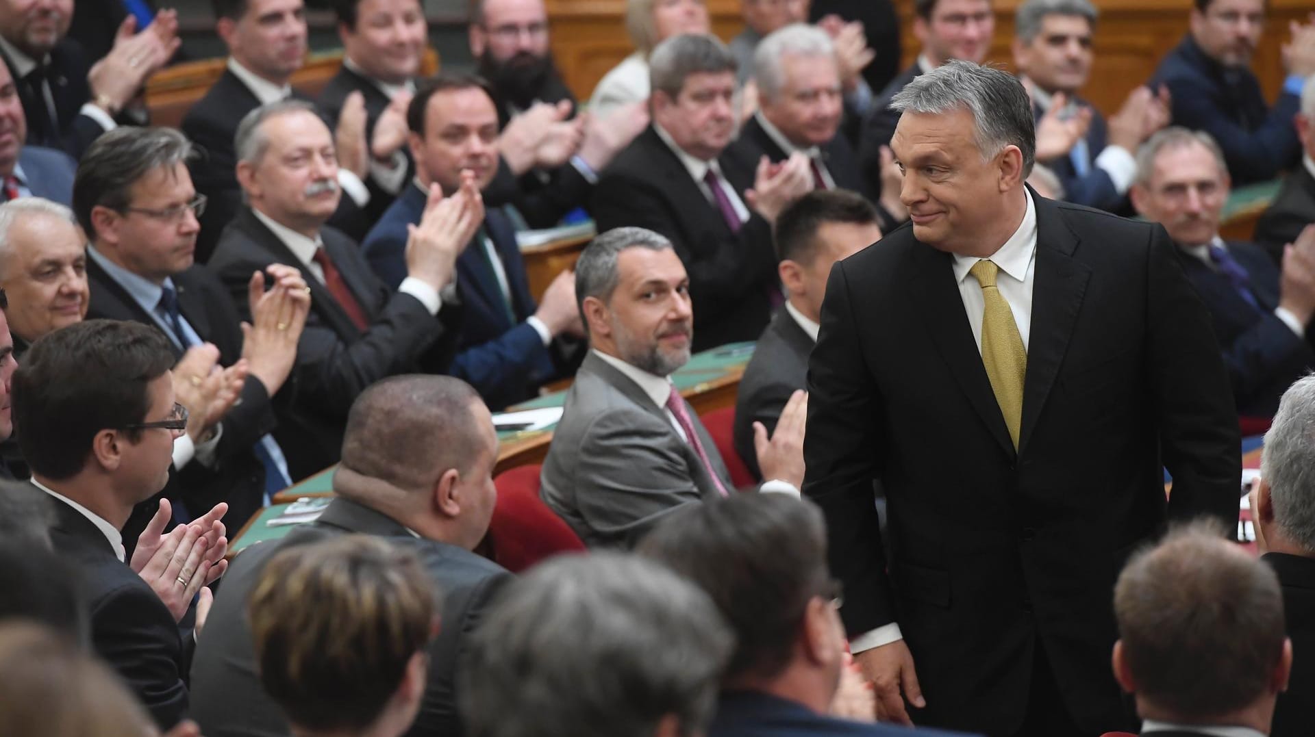 Applaus für Viktor Orban im Parlament: Aus der EU gibt es derzeit vor allem Kritik für ihn.