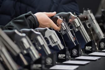 Handfeuerwaffen des US-amerikanischen Herstellers Smith & Wesson (S&W): Nach einem Vorschlag von Nonnen zwingen Aktionäre Ruger zu mehr Transparenz.