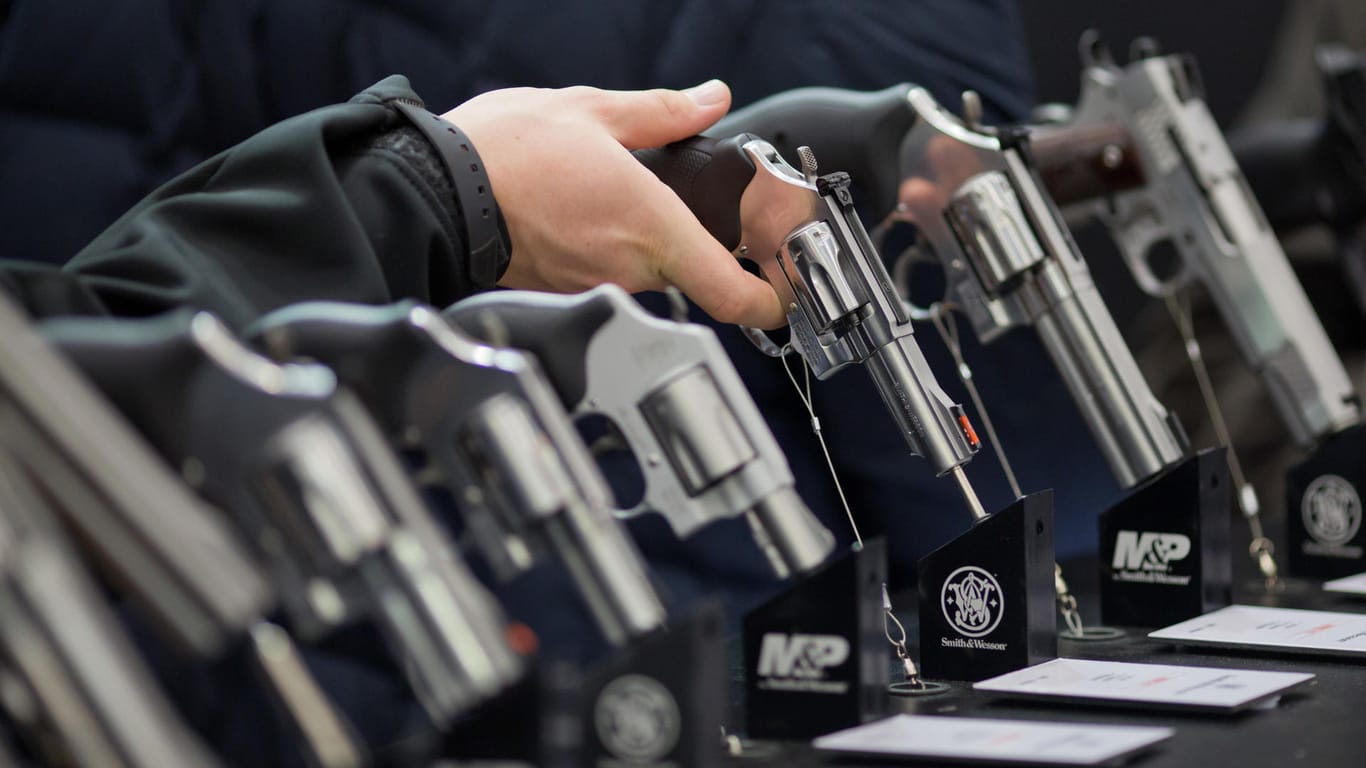 Handfeuerwaffen des US-amerikanischen Herstellers Smith & Wesson (S&W): Nach einem Vorschlag von Nonnen zwingen Aktionäre Ruger zu mehr Transparenz.