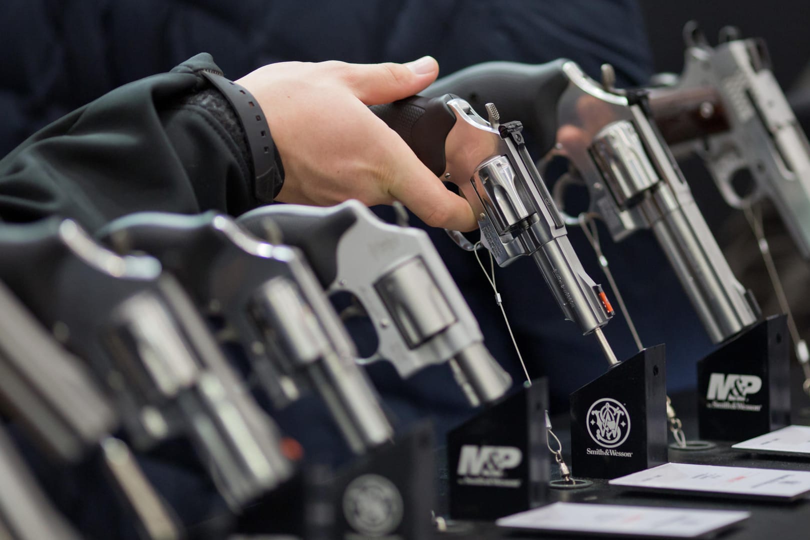 Handfeuerwaffen des US-amerikanischen Herstellers Smith & Wesson (S&W): Nach einem Vorschlag von Nonnen zwingen Aktionäre Ruger zu mehr Transparenz. Handfeuerwaffen des US-amerikanischen Herstellers Smith & Wesson (S&W): Nach einem Vorschlag von Nonnen zwingen Aktionäre Ruger zu mehr Transparenz.