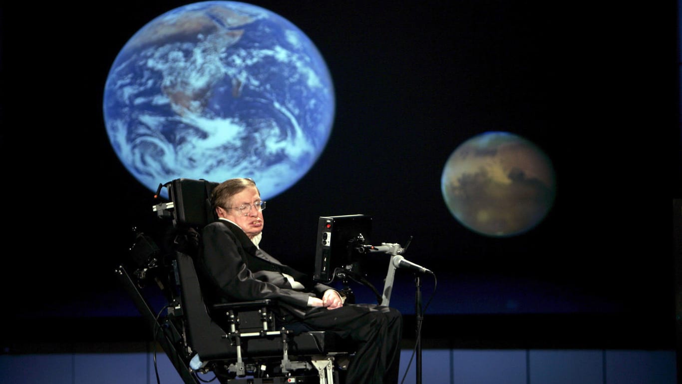 Der britische Physiker Stephen Hawking auf einer Bühne: Einladungen für Hawkings Beerdigungen werden im Internet verlost.