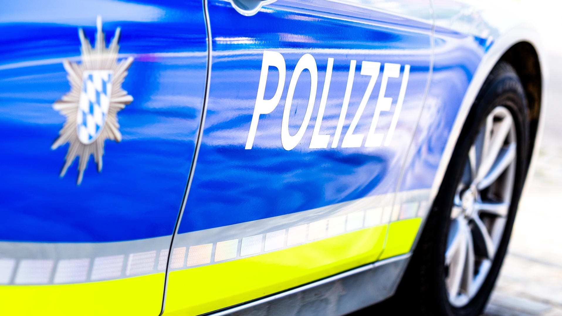 Polizeiauto auf einer Straße: Betrunkener in Baden-Württemberg legt filmreifen Auto-Stunt hin. Polizeiauto auf einer Straße: Betrunkener in Baden-Württemberg legt filmreifen Auto-Stunt hin.