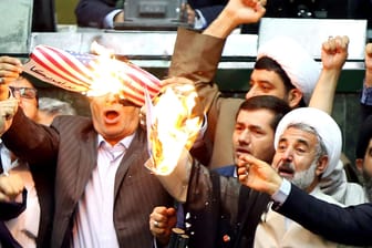 Nach dem Aufkündigen des Atomabkommens: Iranische Abgeordnete verbrennen aus Protest eine US-Flagge im Parlament.