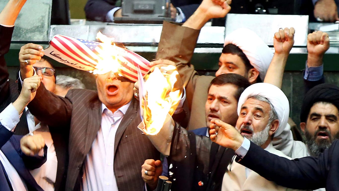 Nach dem Aufkündigen des Atomabkommens: Iranische Abgeordnete verbrennen aus Protest eine US-Flagge im Parlament.