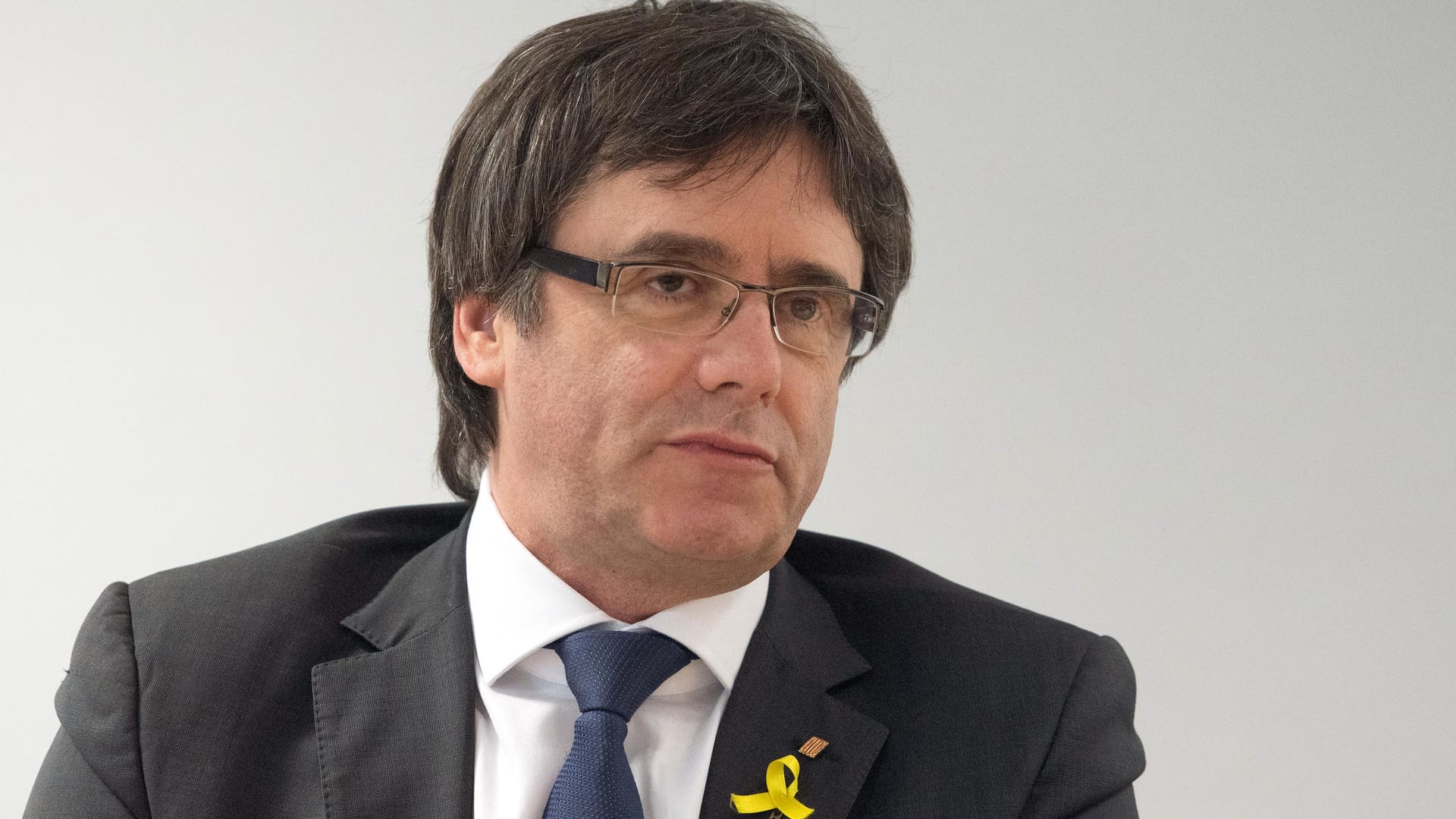 Carles Puigdemont: Der frühere Präsident der spanischen Region Katalonien hat seinen Verzicht auf das Amt erklärt – und Neuwahlen abgewendet. Carles Puigdemont: Der frühere Präsident der spanischen Region Katalonien hat seinen Verzicht auf das Amt erklärt – und Neuwahlen abgewendet.