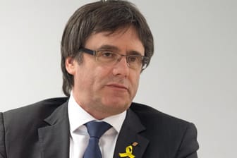 Carles Puigdemont: Der frühere Präsident der spanischen Region Katalonien hat seinen Verzicht auf das Amt erklärt – und Neuwahlen abgewendet.