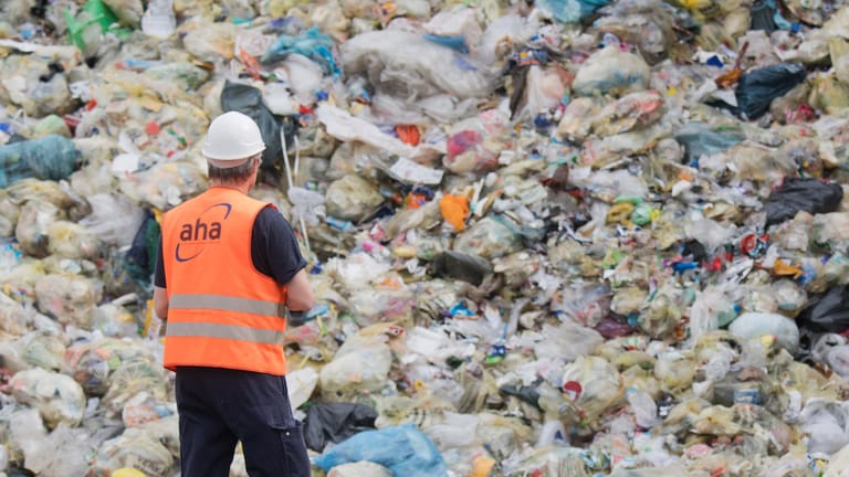Mülldeponie in Hannover (Archiv): In Deutschland entstehen pro Jahr 18,15 Millionen Tonnen Verpackungsmüll.