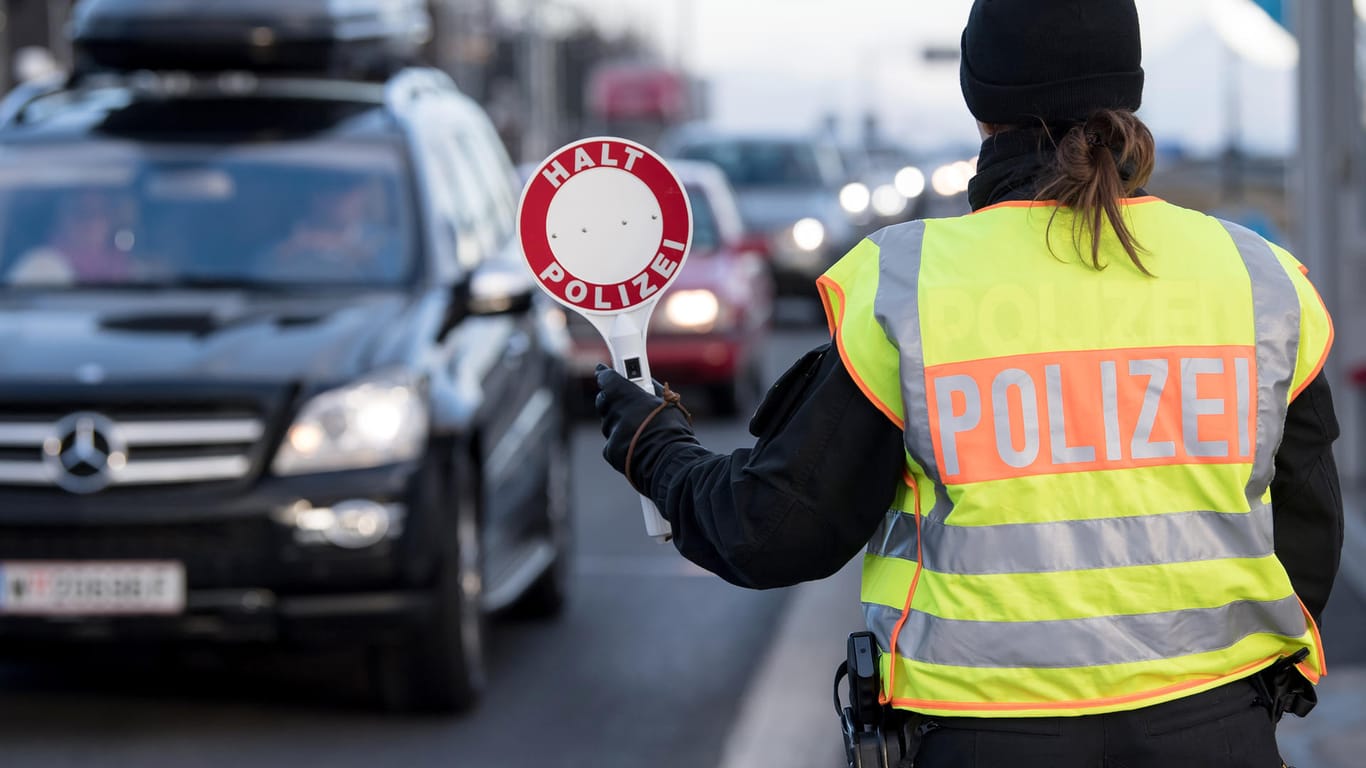 Eine Kontrollstelle an der Autobahn Salzburg-München: Am Samstag werden zahlreiche Schengen-Länder ihre Grenzkontrollen verlängern.