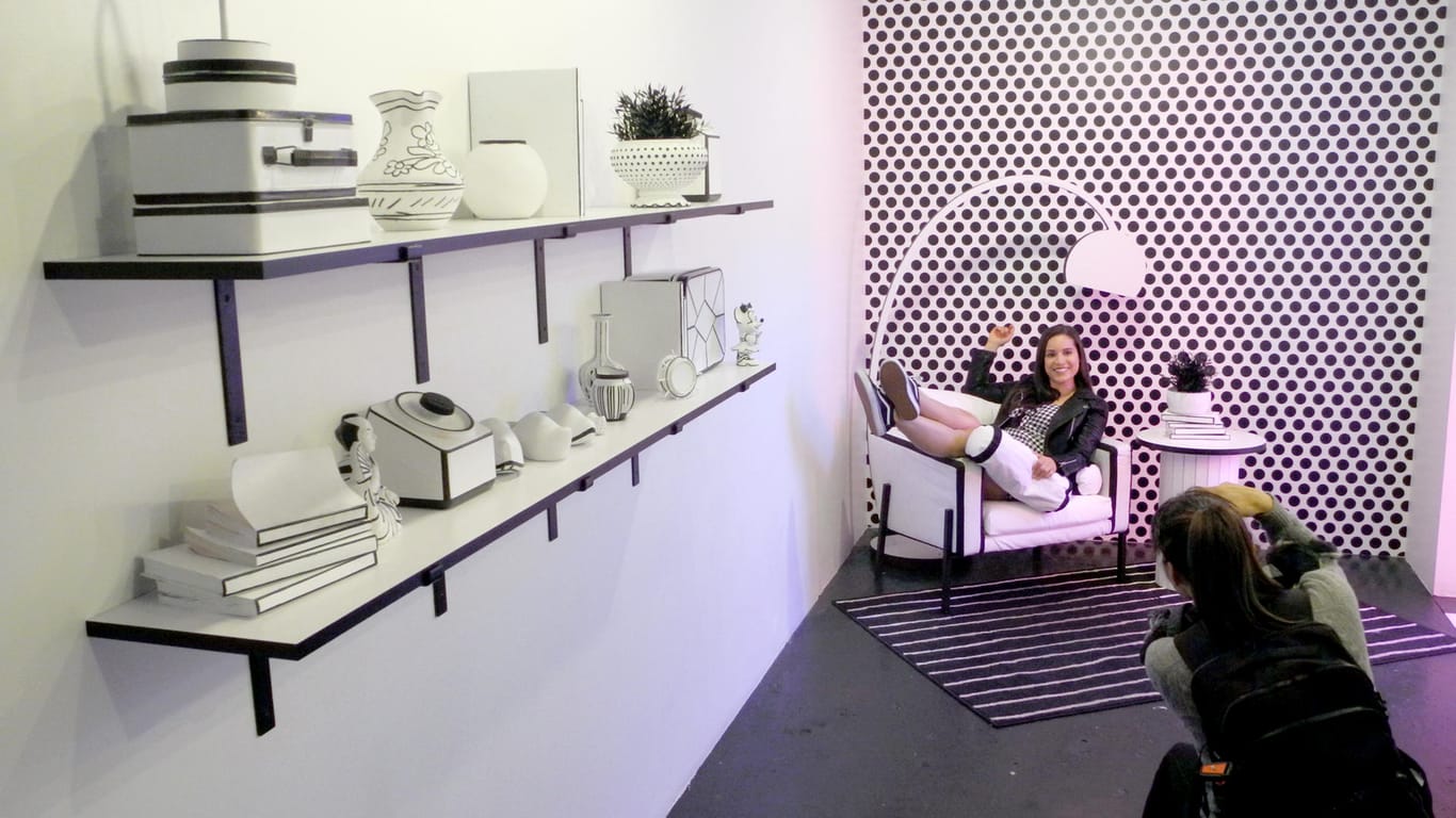 Eine Frau lässt sich in einem der Räume der Installation "Dream Machine" fotografieren.