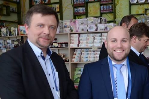 Der mutmaßliche russische Spion Mateusz Piskorski (l.) mit dem AfD-Bundestagsabgeordneten Markus Frohnmaier: Gemeinsam gründeten sie im April 2016 einen Verein in Berlin, um russische Außenpolitik durch "Wahlbeobachtungen" zu legitimieren. Die von Frohnmaier selbst verbreitete Aufnahme entstand rund zwei Wochen später auf der von Russland annektierten Krim.