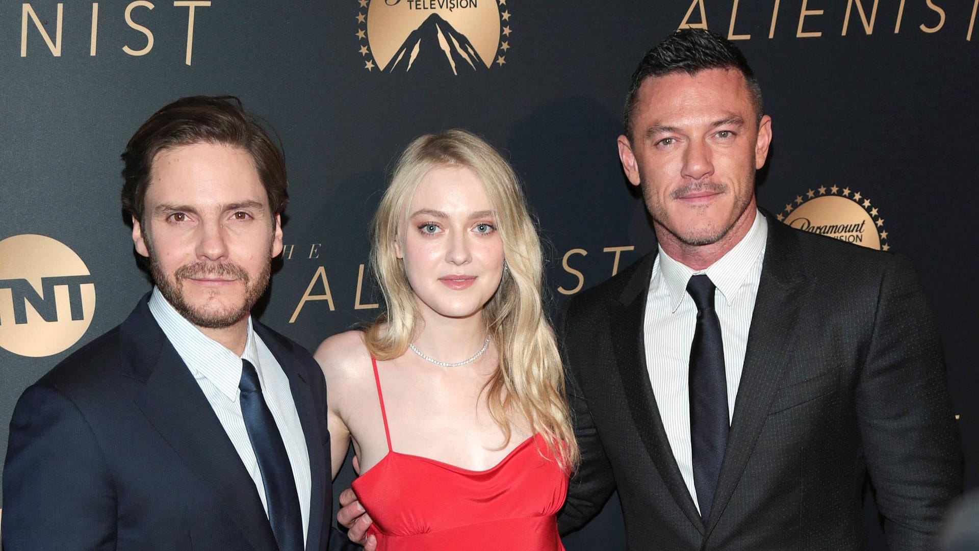 "The Alienist": Daniel Bruehl ist gemeinsam mit Dakota Fanning und Luke Evans in einer neuen Netflix-Serie zu sehen.