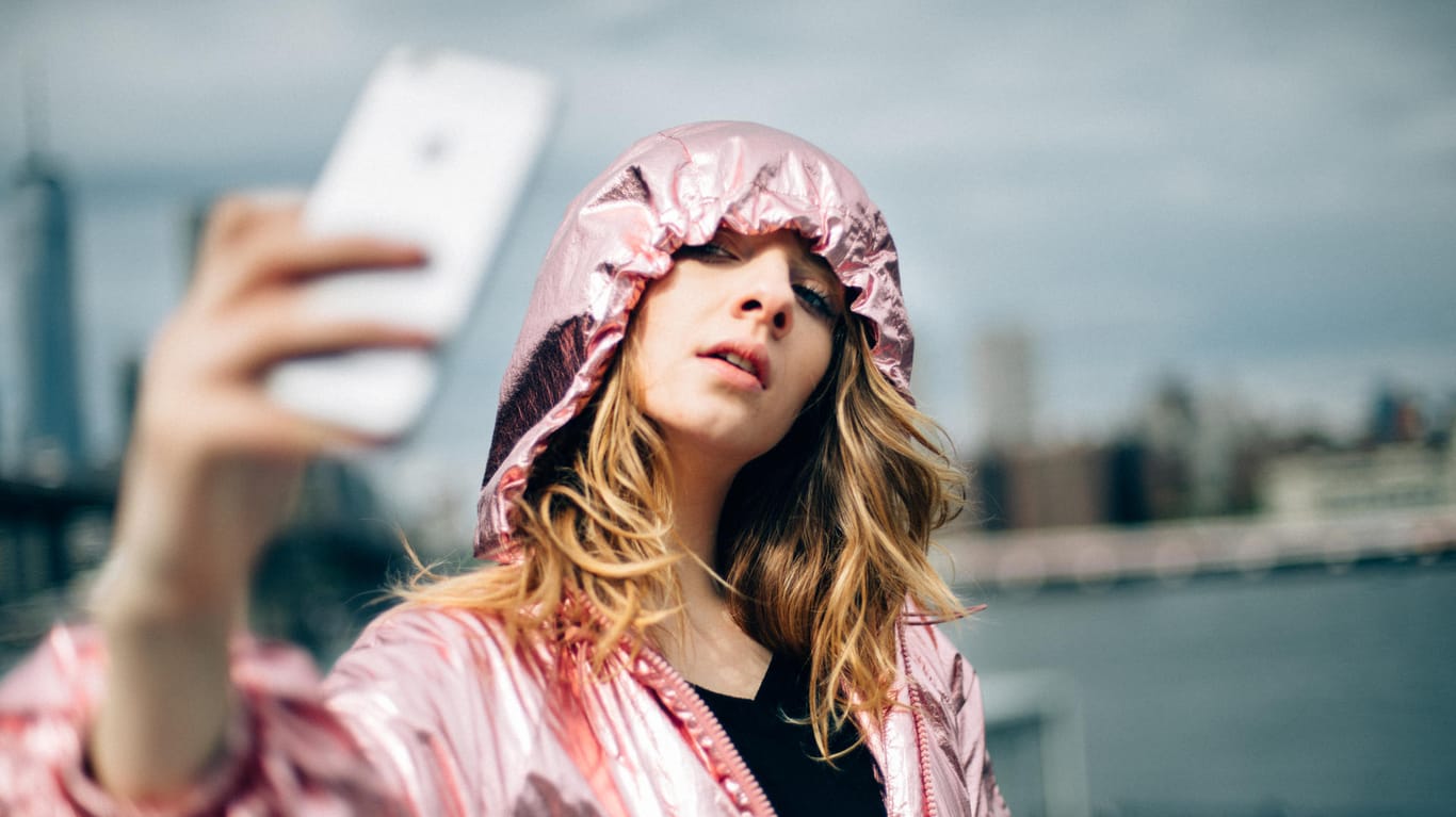 Junge Frau nimmt Selfie auf: Der Social Media-Score Klout gibt auf.