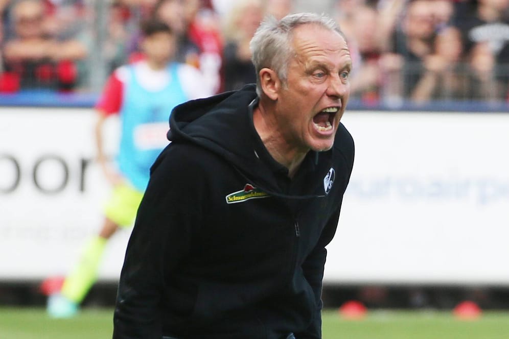 Trainer Christian Streich und der SC Freiburg sind noch nicht gerettet. Immerhin können sie nicht mehr auf einen direkten Abstiegsplatz rutschen.
