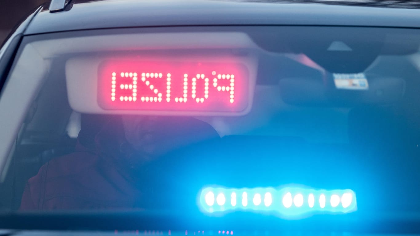 Ein Warndisplay mit der Spiegelschrift "Polizei" an einem Fahrzeug: Bei einem heimlichen Ausflug mit dem Auto der Eltern blieb ein Neunjähriger zum Glück unverletzt. (Symboldbild)