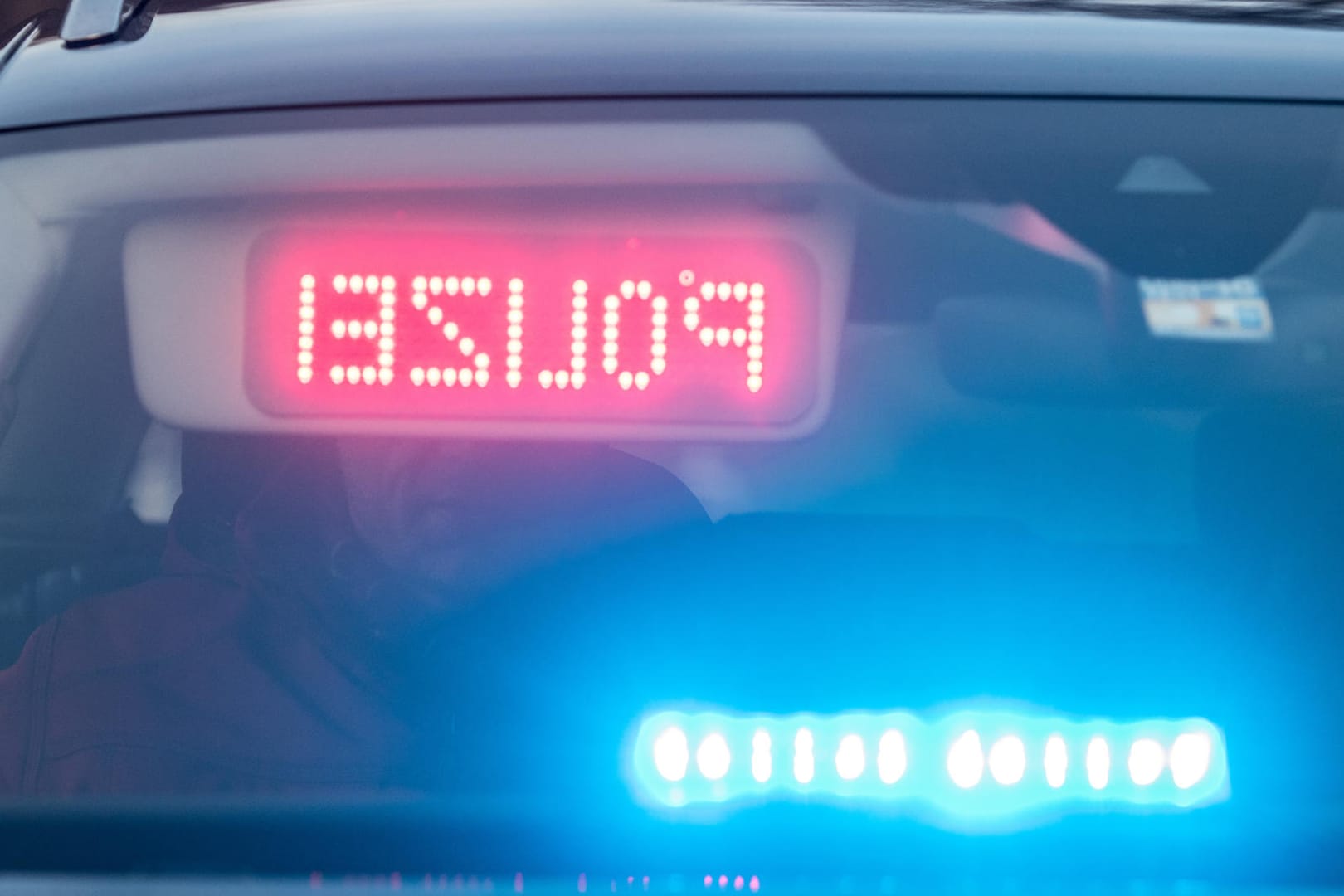 Ein Warndisplay mit der Spiegelschrift "Polizei" an einem Fahrzeug: Bei einem heimlichen Ausflug mit dem Auto der Eltern blieb ein Neunjähriger zum Glück unverletzt. (Symboldbild)