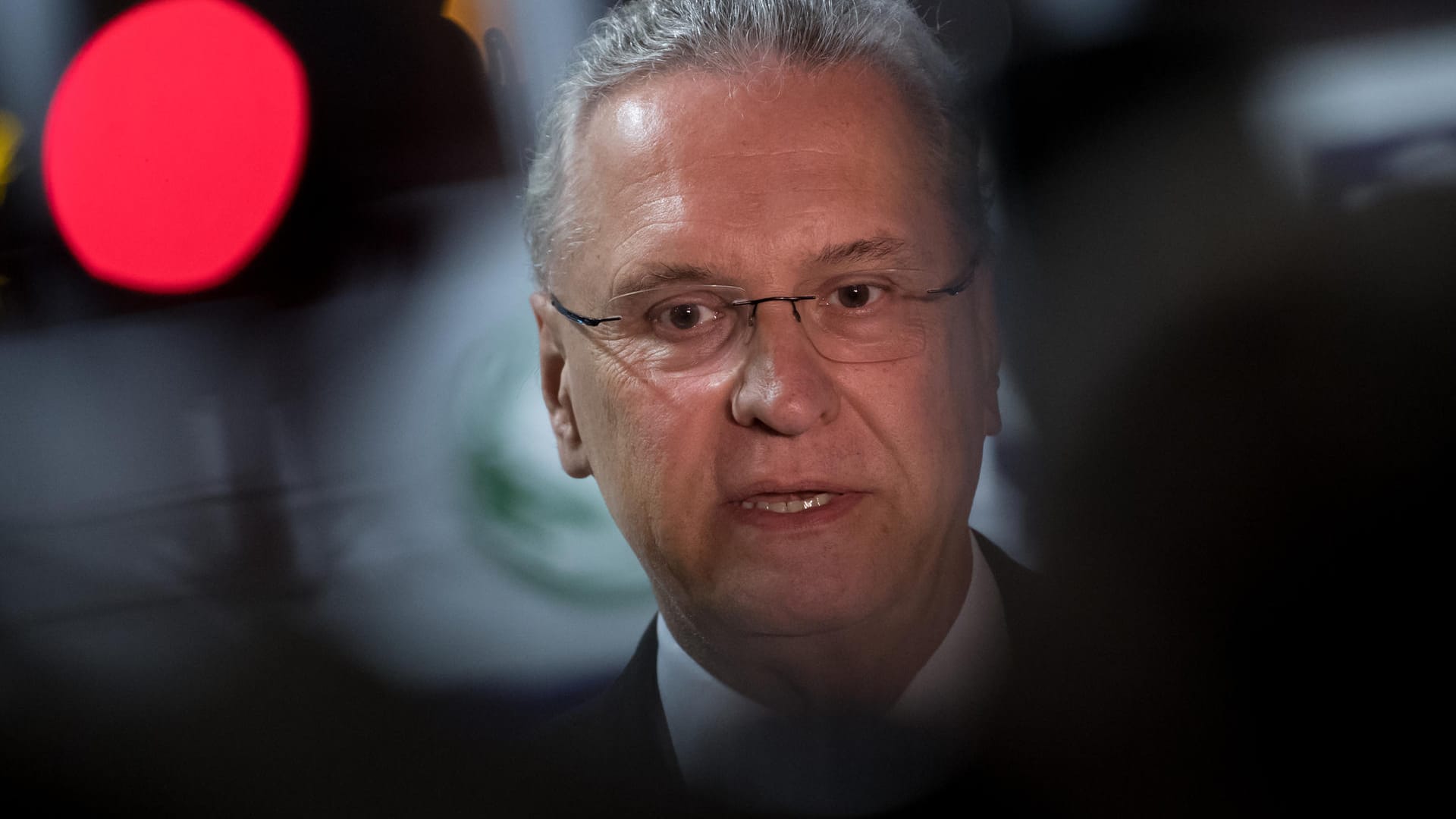 Joachim Herrmann (CSU): Der bayerische Innenminister hat die Berichterstattung zum Polizeiaufgabengesetz im Freistaat angeprangert. Joachim Herrmann (CSU): Der bayerische Innenminister hat die Berichterstattung zum Polizeiaufgabengesetz im Freistaat angeprangert.