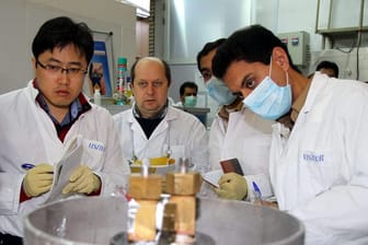 Kontrolleure der Internationalen Atomenergie-Organisation IAEA im Jahr 2014 in der iranischen Urananreicherungsanlage Natanz