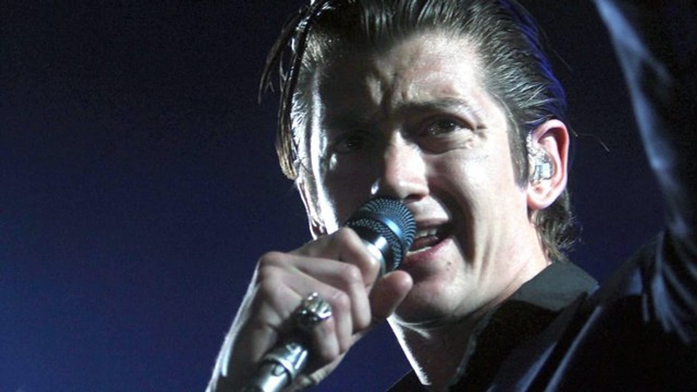 Der britische Sänger Alex Turner und seine Band Arctic Monkeys kommen mit neuem Album im Gepäck zu Konzerten nach Deutschland.