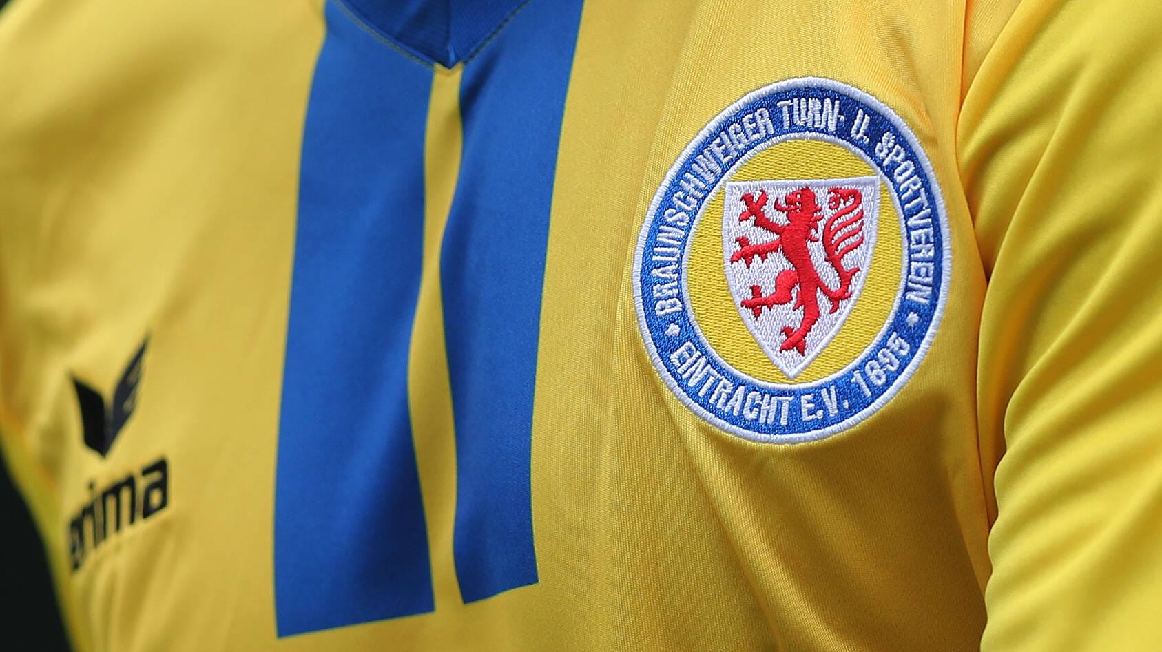 Das Logo von Eintracht Braunschweig auf dem Trikot. Der Verein trägt Trauer. Das Logo von Eintracht Braunschweig auf dem Trikot. Der Verein trägt Trauer.