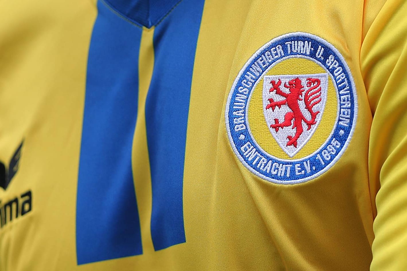 Das Logo von Eintracht Braunschweig auf dem Trikot. Der Verein trägt Trauer.