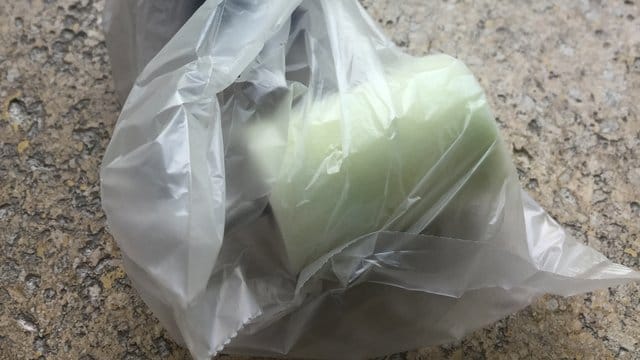 In Folie gehüllt trocknen Pinsel und Rollen während einer Malerpause nicht ein. In Folie gehüllt trocknen Pinsel und Rollen während einer Malerpause nicht ein.