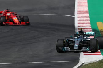 Sebastian Vettel jagt Valtteri Bottas: Der finnische Silberpfeil-Pilot legte beim ersten Training die Bestzeit hin.