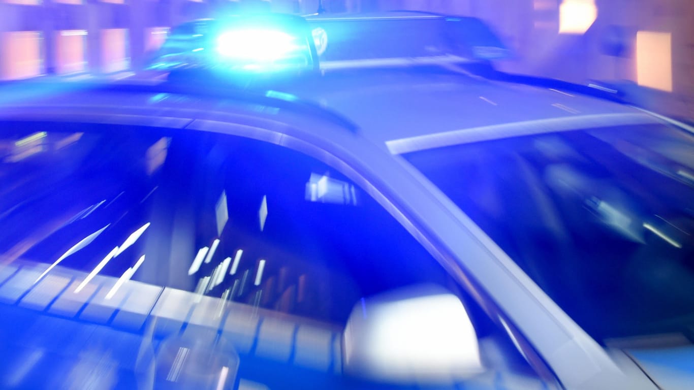 Ein Streifenwagen der Bundespolizei: In Essen ist ein 23-Jähriger verhaftet worden, der eine Jugendliche bei einem Sexualdelikt schwer verletzt haben soll. (Archivbild)