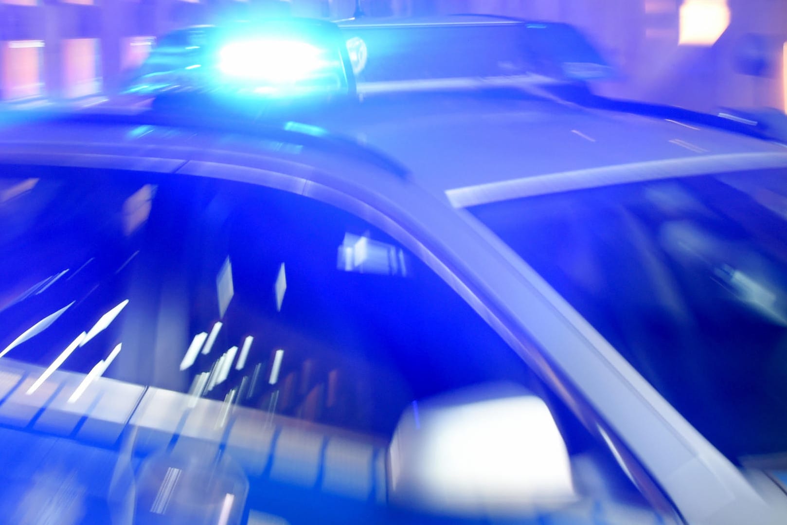 Ein Streifenwagen der Bundespolizei: In Essen ist ein 23-Jähriger verhaftet worden, der eine Jugendliche bei einem Sexualdelikt schwer verletzt haben soll. (Archivbild)